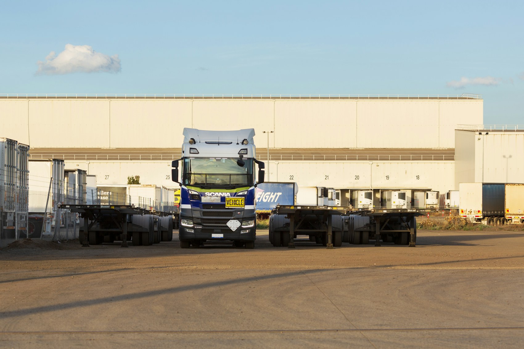 Camion commerciale in una struttura logistica