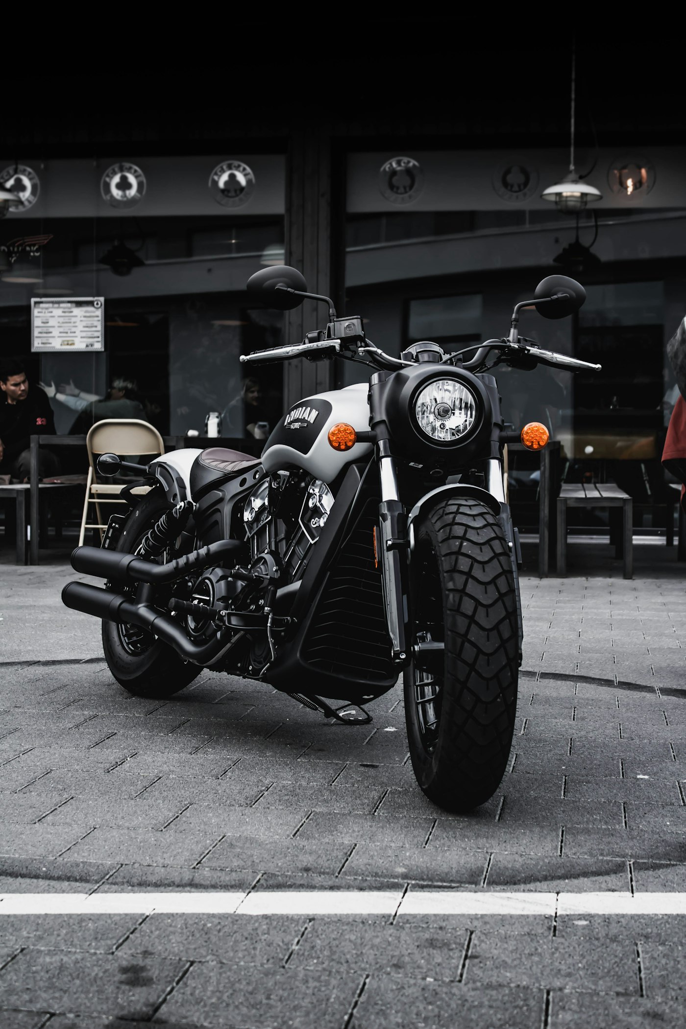 Motocicletta parcheggiata accanto a un edificio, monitorata da un GPS tracker ed Entopizo TAG