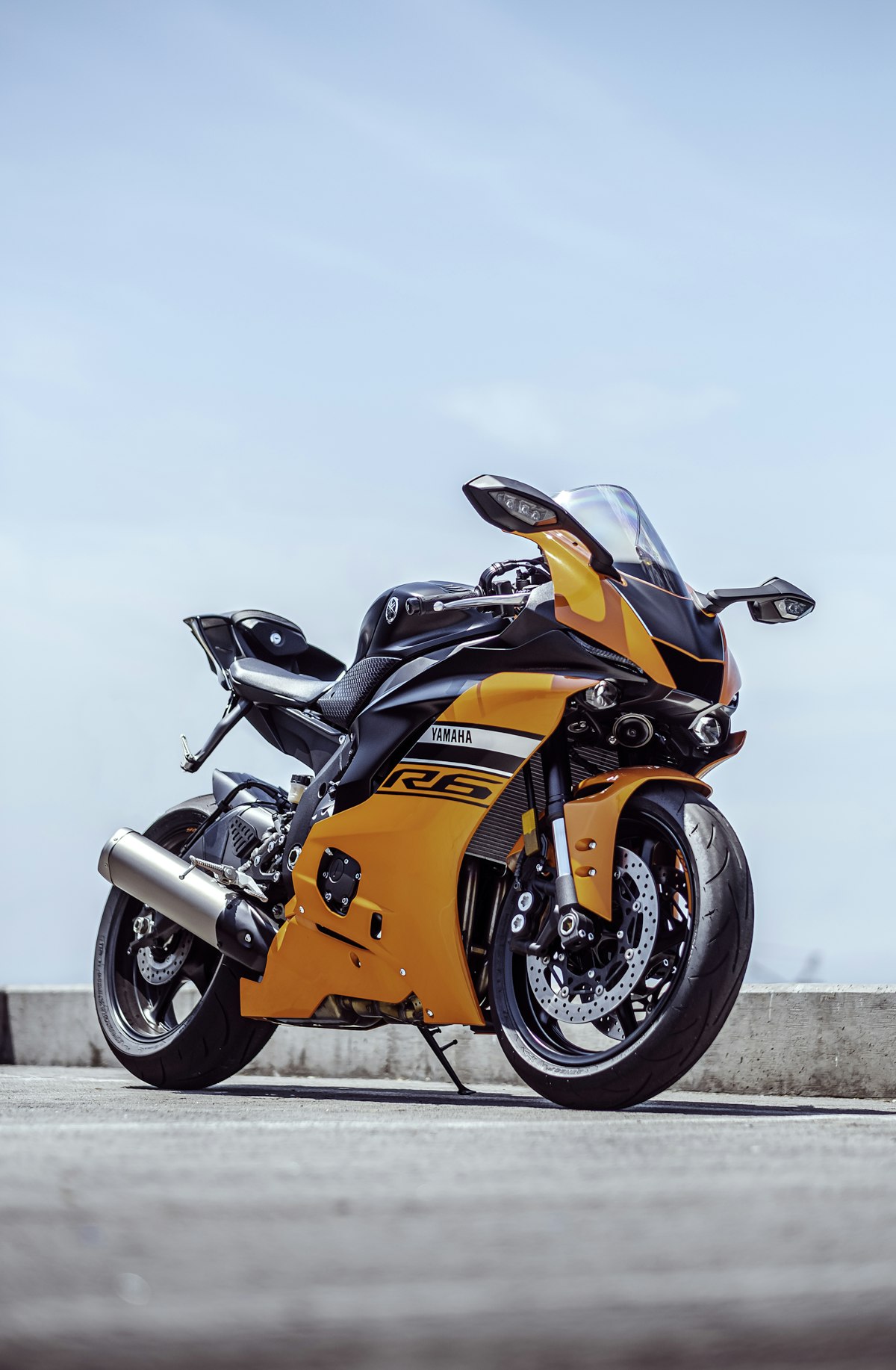 Motocicletta sportiva parcheggiata in strada, protetta da un GPS tracker Entopizo